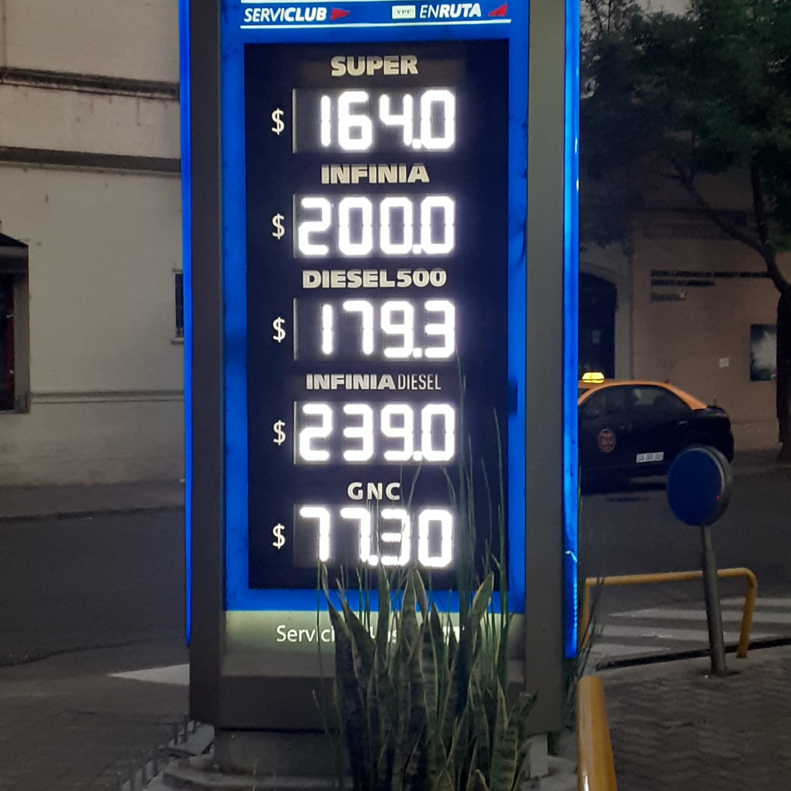 Subió la nafta YPF y Shell aumentaron los precios de sus combustibles